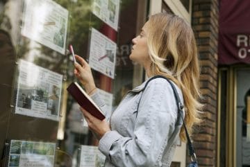 Une femme regarde des annonces immobilières